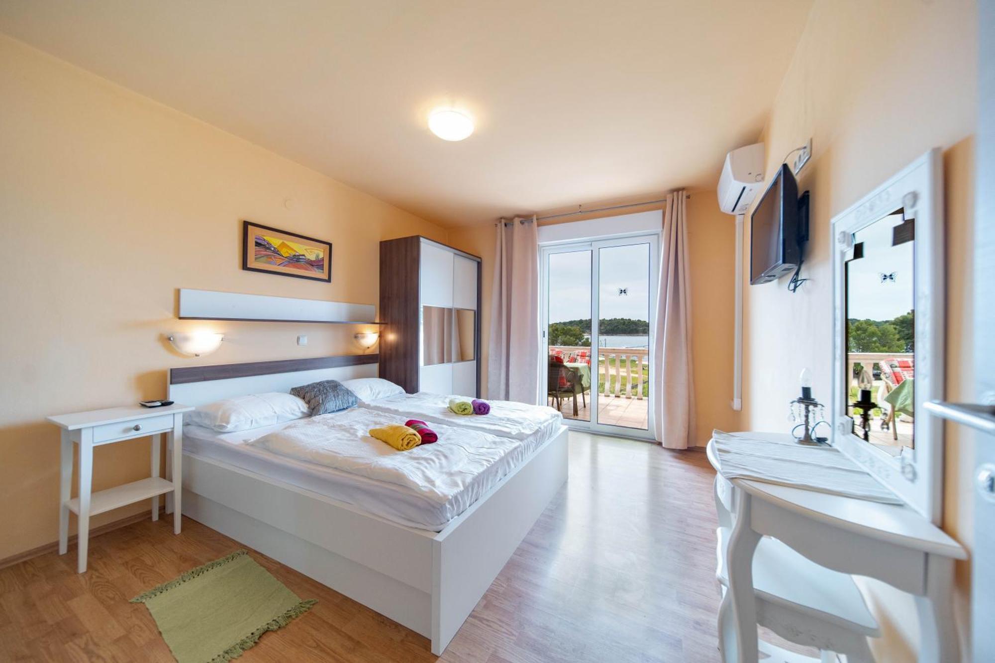 Guesthouse Mira 라브 외부 사진